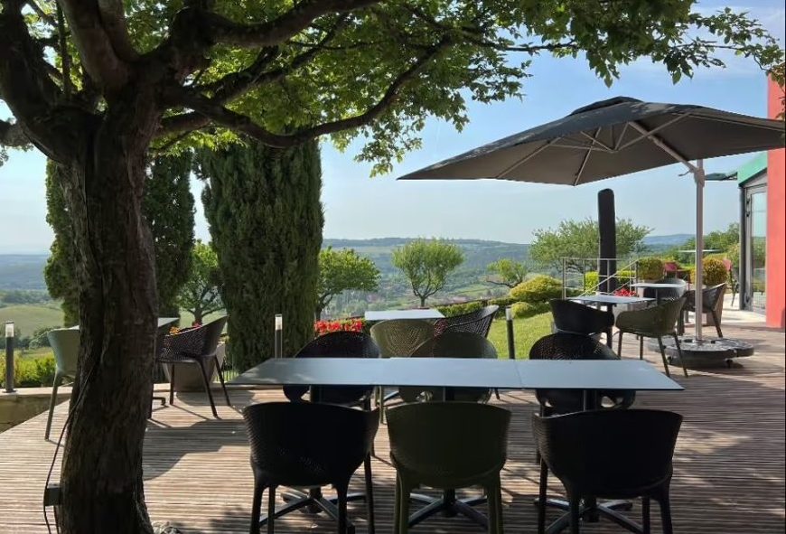 La vue sur les collines et les vignes du Mâconnais de cette maison de tradition est imprenable