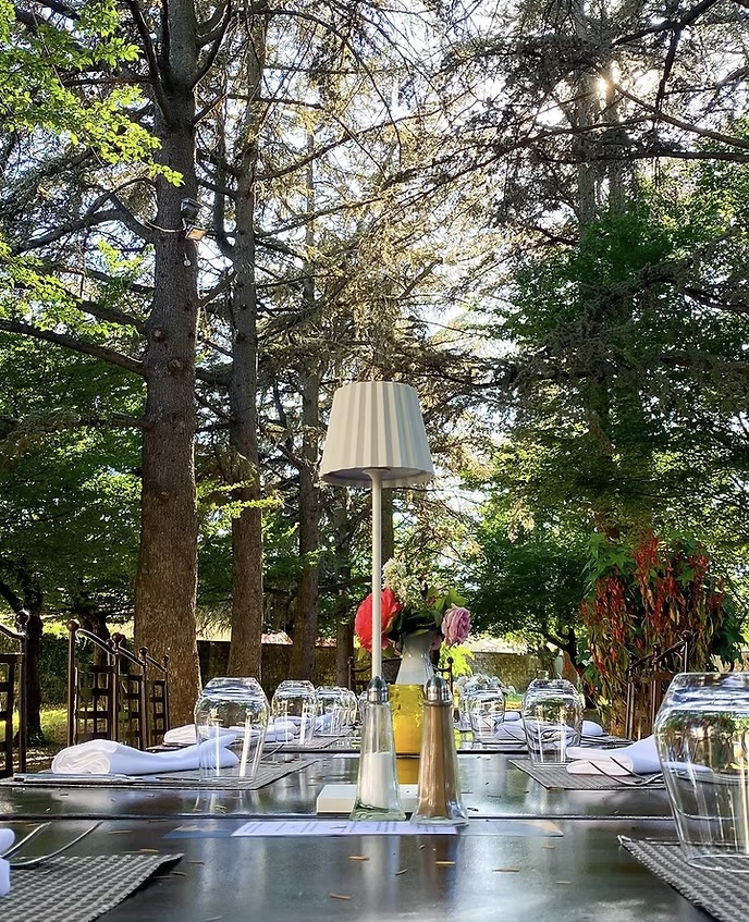 Profitez d’un repas au milieu de la verdure à Taluyers.