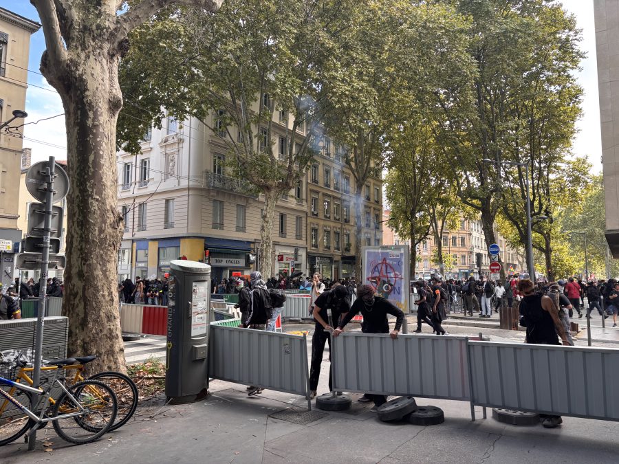 Manifestations du 10 septembre. A Lyon, la destruction, aux alentours, la désolation