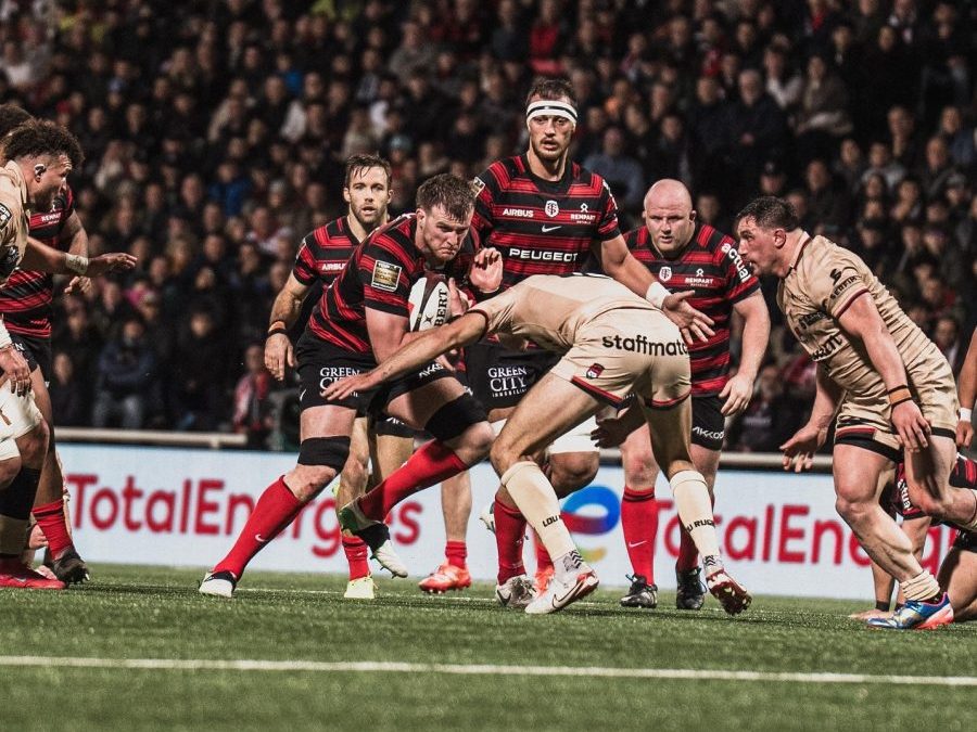 Les tribunes VIP de LOU Rugby – Toulouse. La foule des grands soirs à Gerland