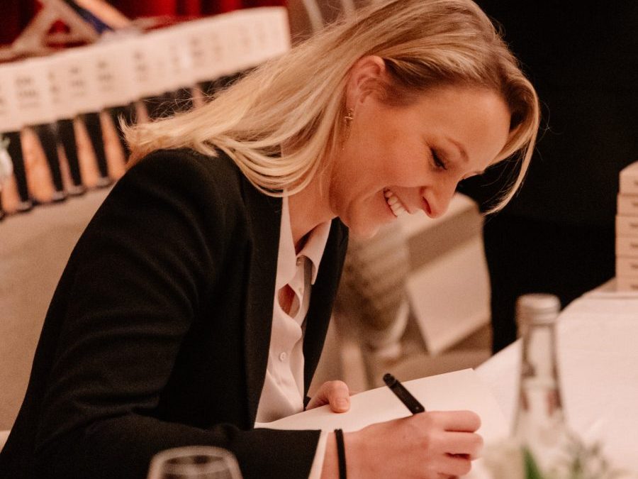 Lyon. Séance dédicaces pour Marion Maréchal à la Confluence