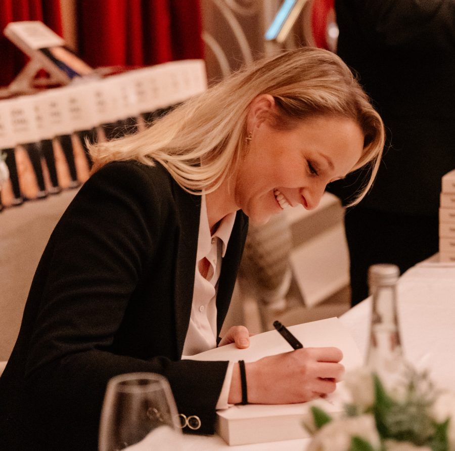 Lyon. Séance dédicaces pour Marion Maréchal à la Confluence