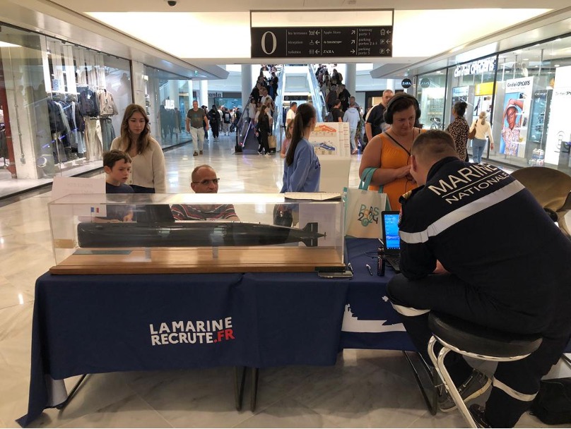 Lyon. Les armées investissent le temple du shopping