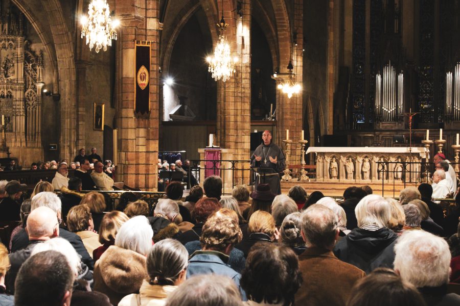 Le Cardinal Bustillo à Lyon. La foule pour rencontrer « le futur pape »
