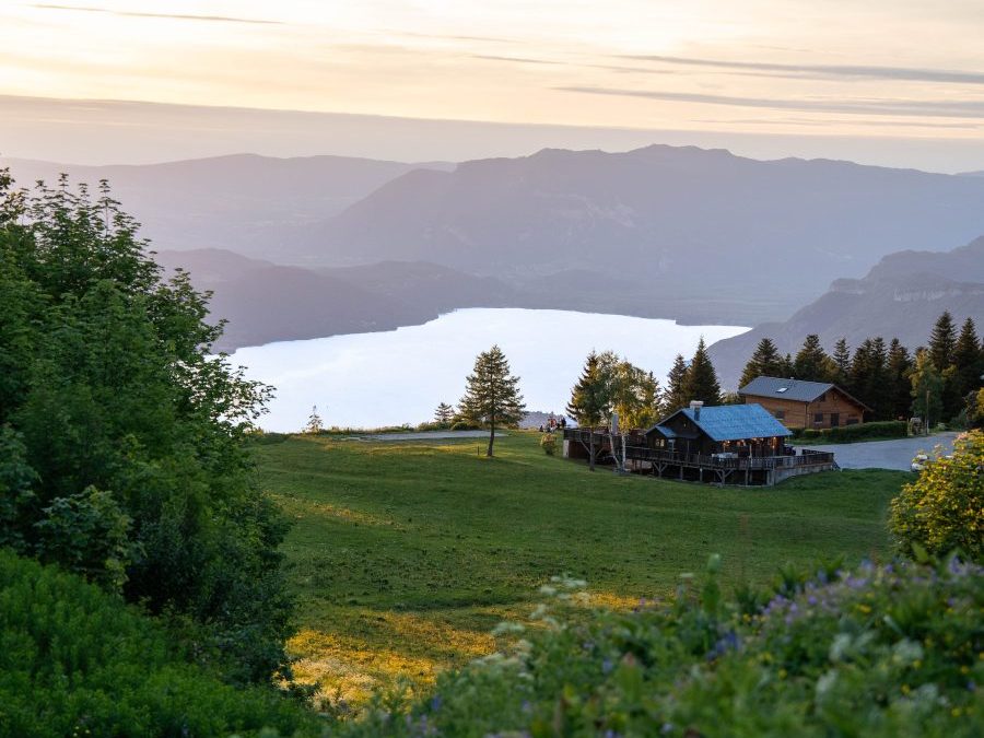 À 1 500 mètres d’altitude, deux chefs étoilés ouvrent l’une des tables les plus spectaculaires de Savoie