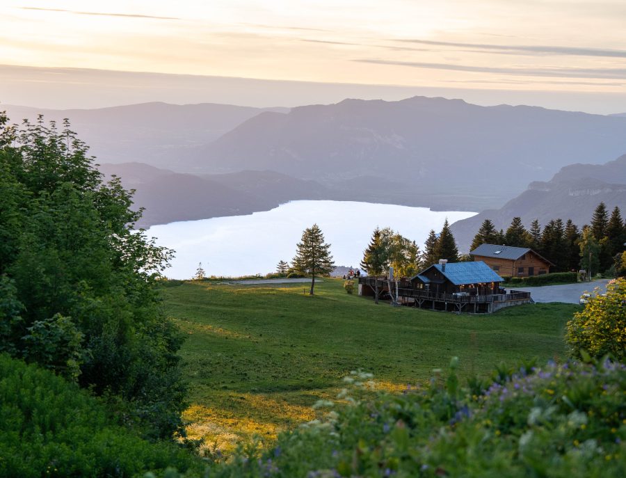 À 1 500 mètres d’altitude, deux chefs étoilés ouvrent l’une des tables les plus spectaculaires de Savoie